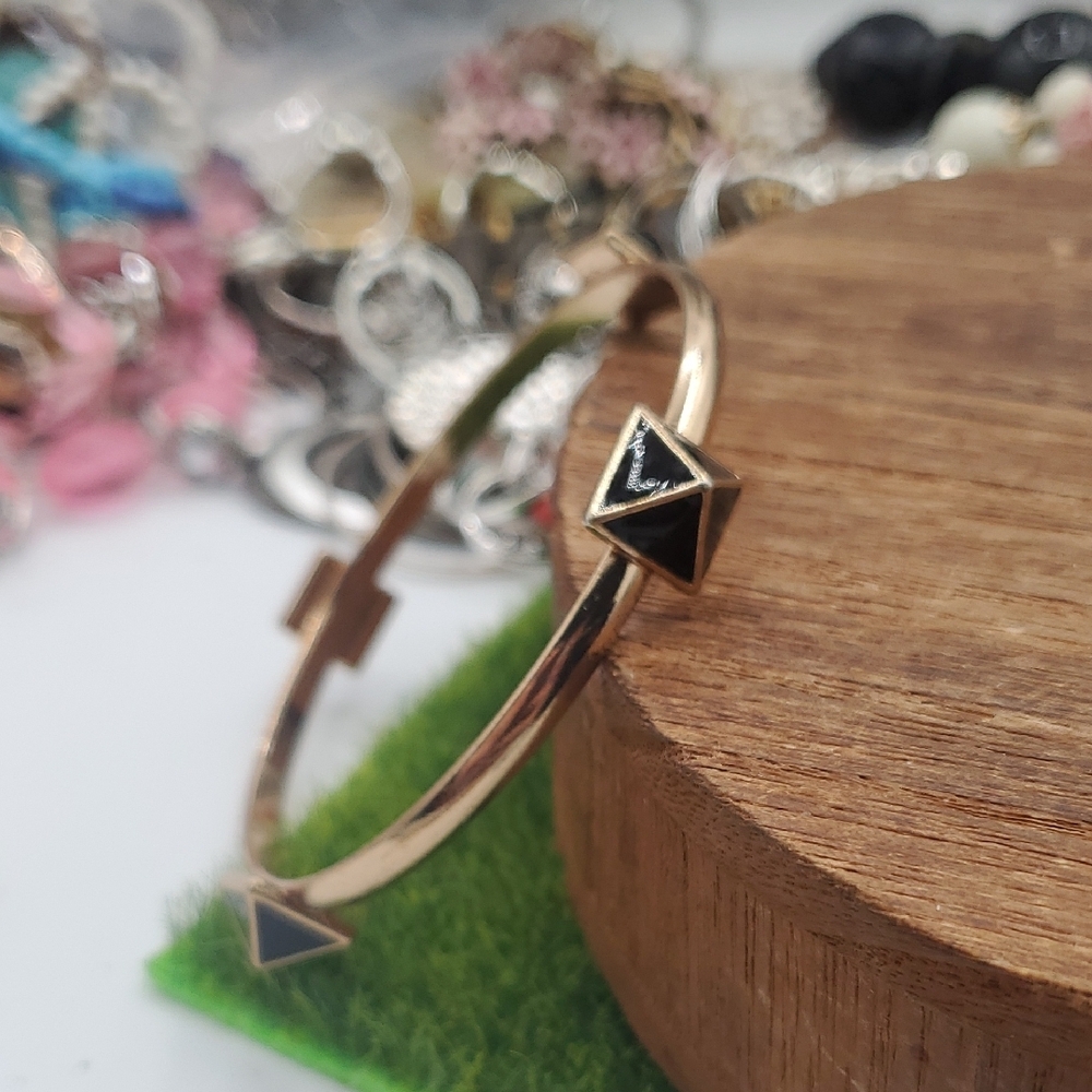 Gold-tone Women’s Bangle Pyramid Bracelet with Black Triangle Accents B3432